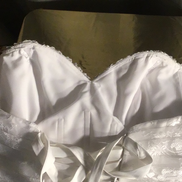 Women’s Lace Wedding Dress NWT, with veil - Picture 12 of 16